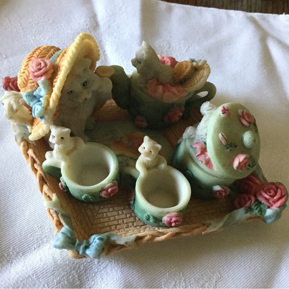 Micro Mini play tea set. Tea set decorating with a tiny ceramic kitten set